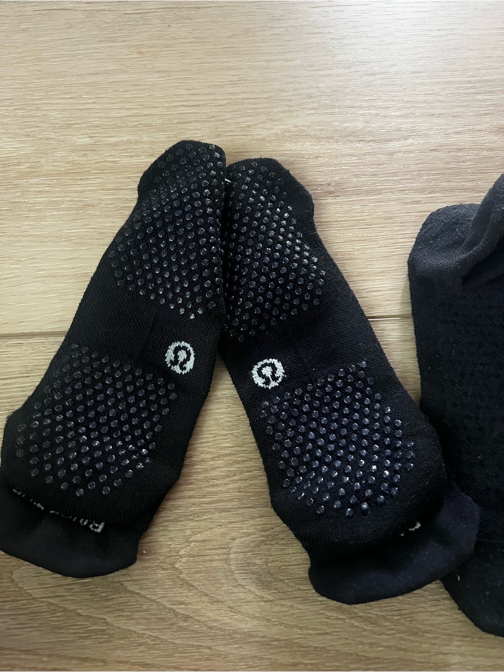 lululemon Pilates 2 PAIRS- Socks- Black- size L (9-11) - Picture 3 of 3
